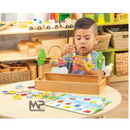 תולים בגדים לפי דגם